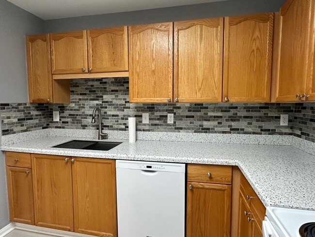 Building Photo - Gorgeous 2 bed/2 bath located in gated community!