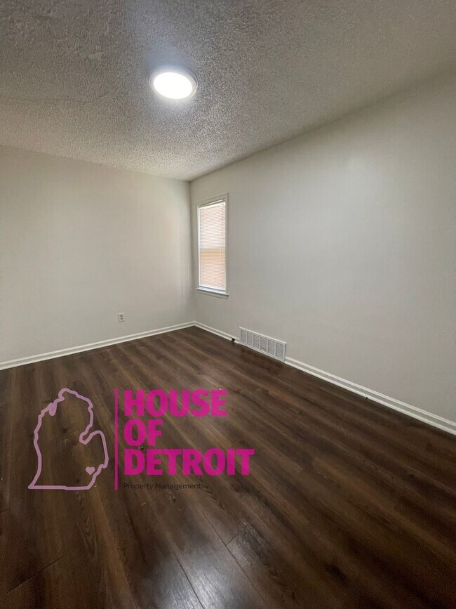 Building Photo - SUMMER SPECIAL~ 3 BEDROOM 1.5 BATH~ FREE P...