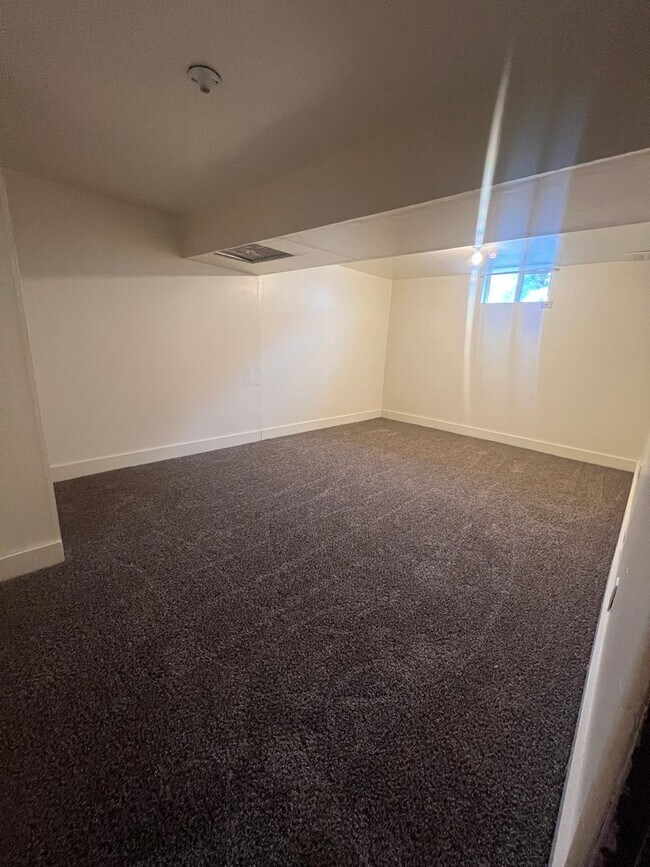 Building Photo - 1024-1026 E Bridger St