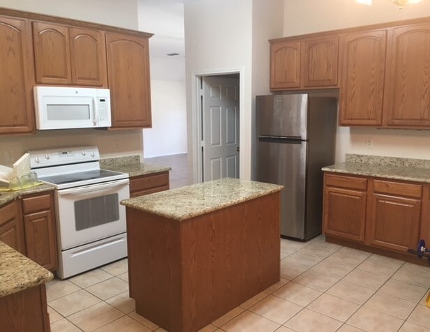 Kitchen - 302 Howard Way Dr
