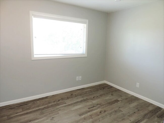 Building Photo - $1,550 | 3 Bedroom, 1 Bathroom Top Floor Duplex | No Pets | Available for August 1st, 2026 Move In!