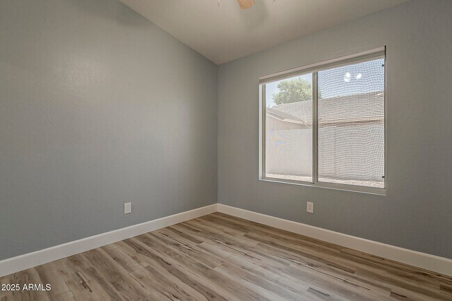 Building Photo - 2020 W Carter Rd
