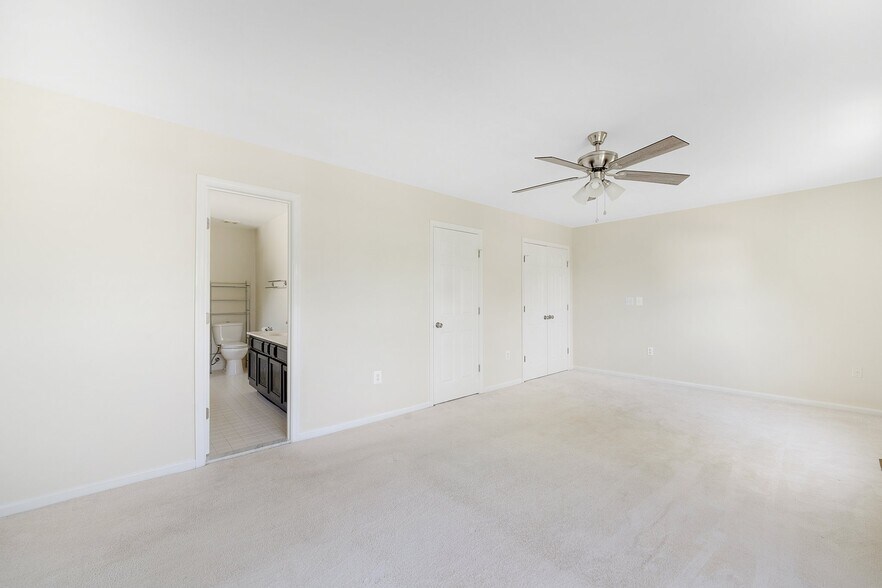 Building Photo - 6119 Oaklawn Ln