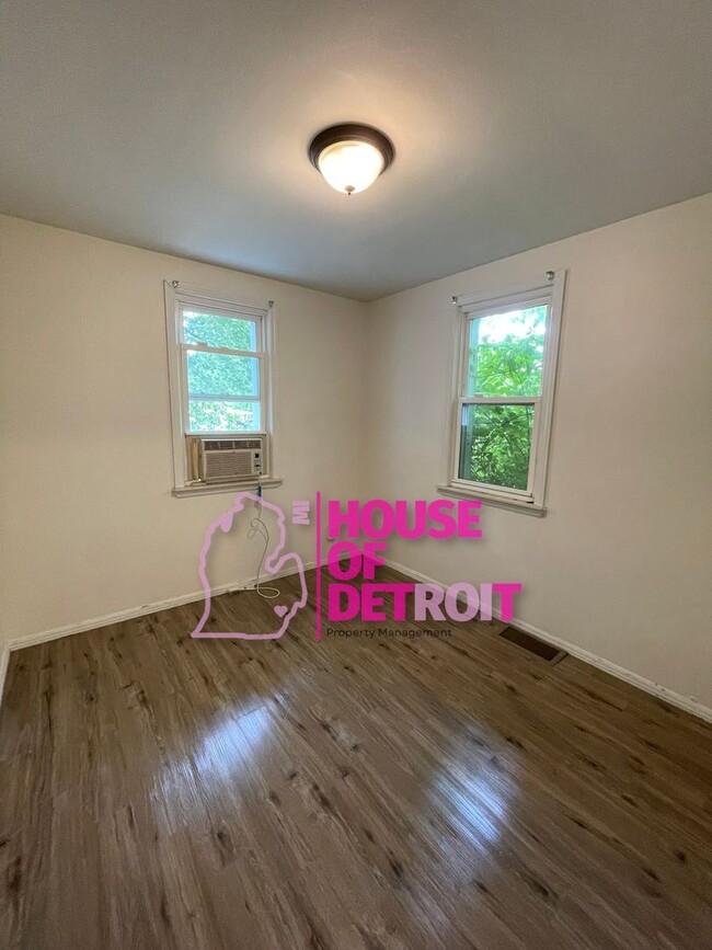 Building Photo - 2 BEDROOM | 1 BATH | FREE PRE SCREEN