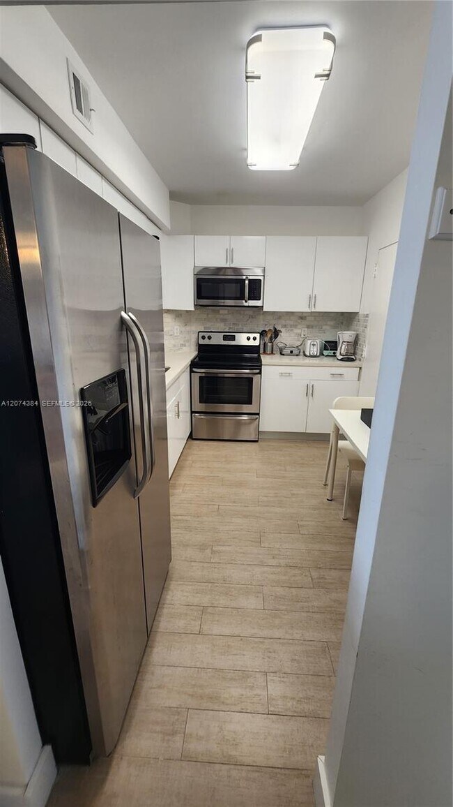 Building Photo - 500 Bayview Dr
