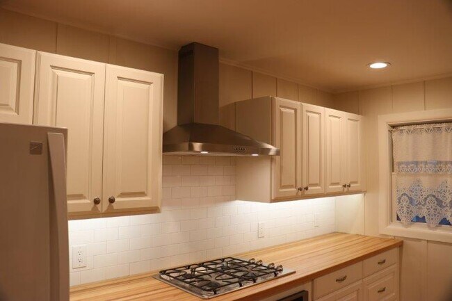 Building Photo - 300 Caroline St