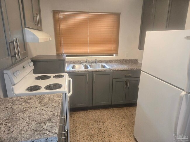 Building Photo - 1012 W Hernandez St