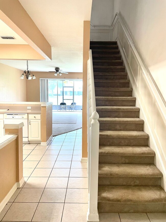 Building Photo - $1,690 2 BED / 2.5 BATH - 2 Story Townhouse