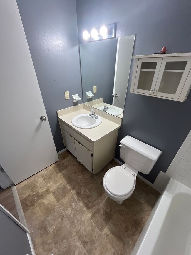 Building Photo - For Rent-2-bedroom, 2.5-bathroom located in the vibrant community of Brandon