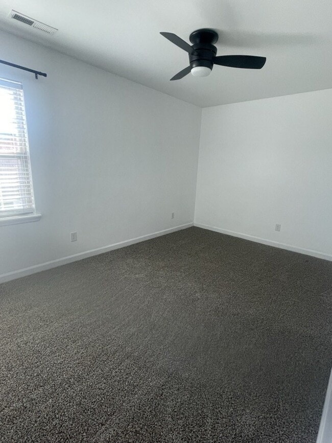 Building Photo - Bradford Estates!