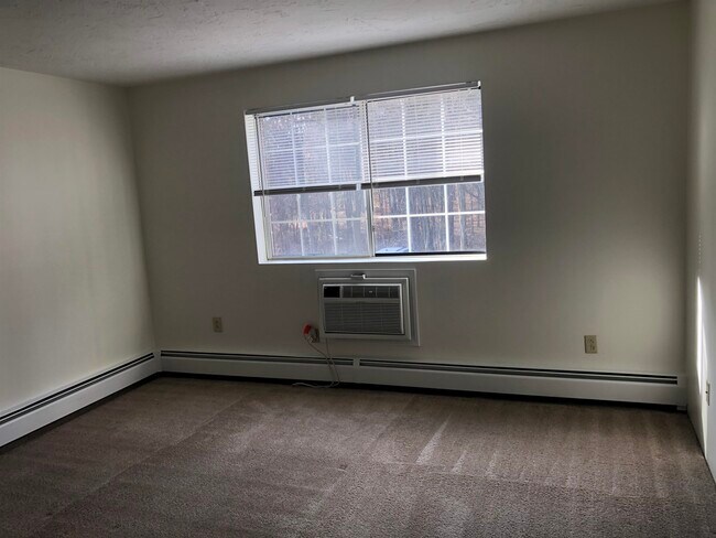 Building Photo - 385 Huse Rd