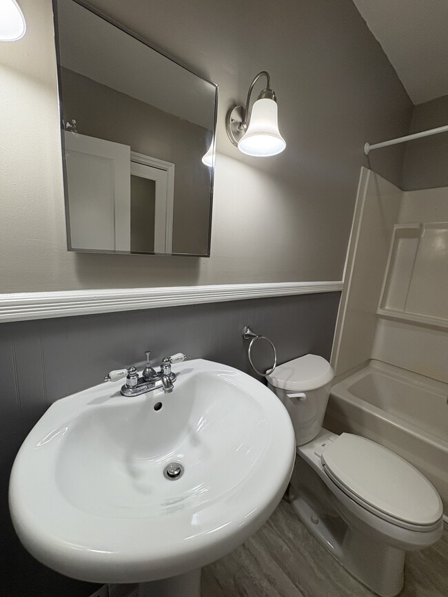 Building Photo - 228 Phillips Ave