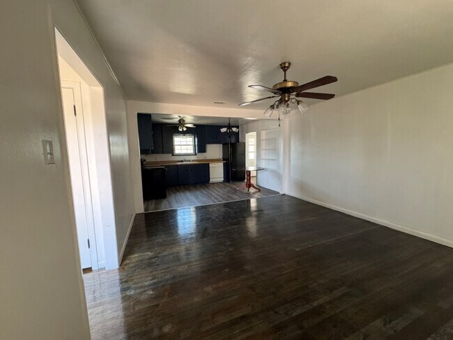 Building Photo - 1509 S Main Ave