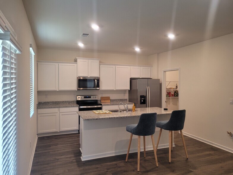 Building Photo - 2021 Vidalia Ct