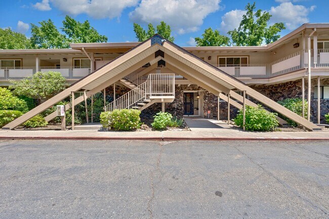 Building Photo - Renovated 2 Bedroom Condo Located on the F...