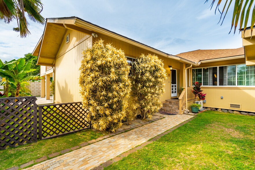 Entrance to the house. - 408 N Kainalu Dr