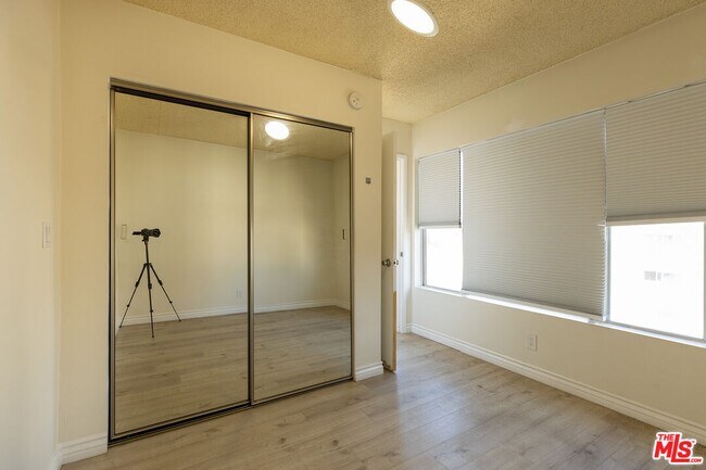 Building Photo - 1033 6th St