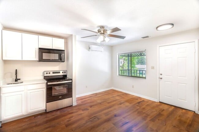 Building Photo - 2127 Henderson Dr