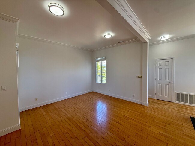 Building Photo - 2068 McAllister St