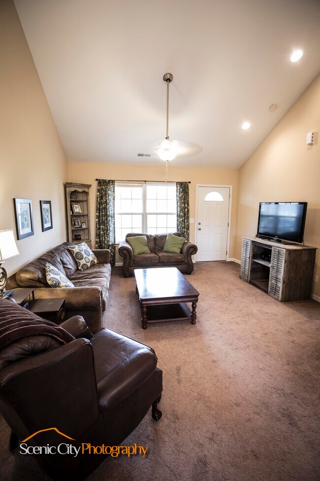 Building Photo - 1914 Dupont St