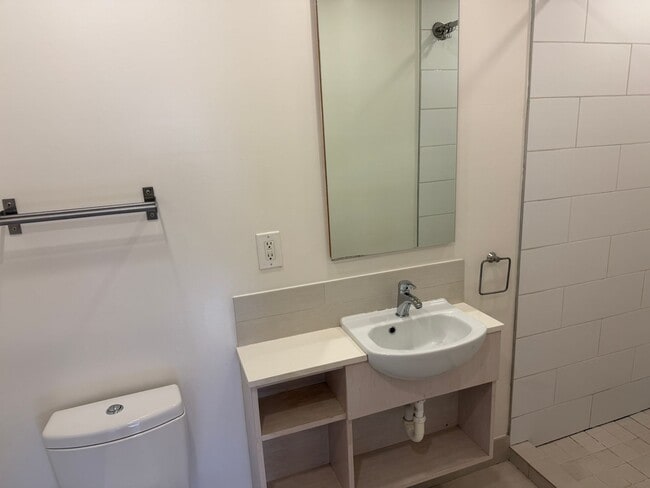 Building Photo - Contemporary, Large 1br/1ba Apt. Near Ashby BART