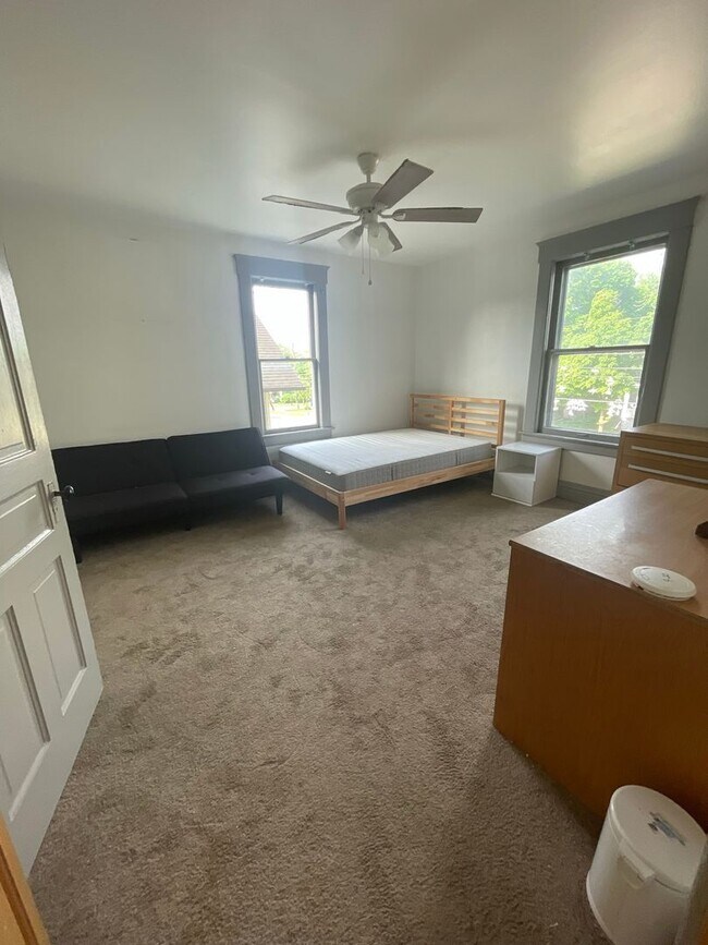 Building Photo - 841 E University Ave