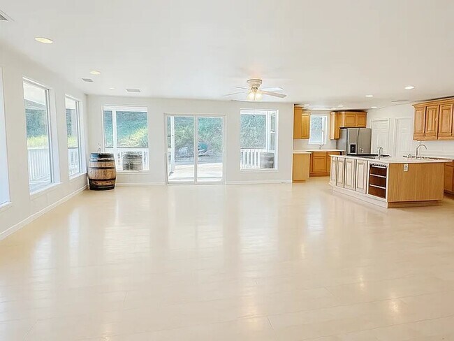 Building Photo - Beautiful 2 Bed 2 Bath Home Available NOW!!!