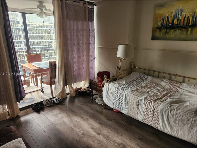 Building Photo - 1925 Brickell Ave