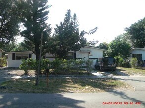 Building Photo - 1859 Lauderdale Manor Dr
