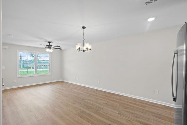 Building Photo - 1/2 off your first Months Rent! Close to downtown Clarksville & APSU! 2 Bed/2.5 Bath townhouse!