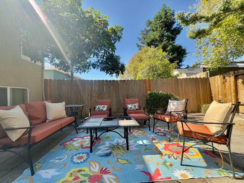 Building Photo - 2615 Maxwell Ave