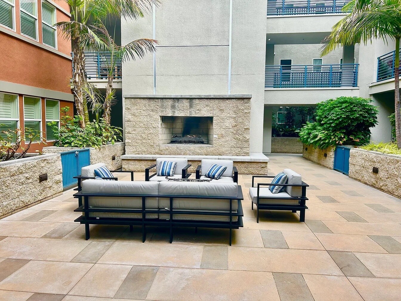 Building Photo - 300 E 4th St