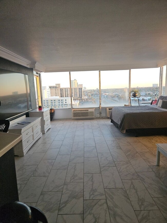 Building Photo - 1 BEDROOM 1 BATH CONDO