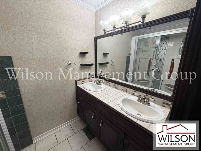 Building Photo - 1366 Valhalla St