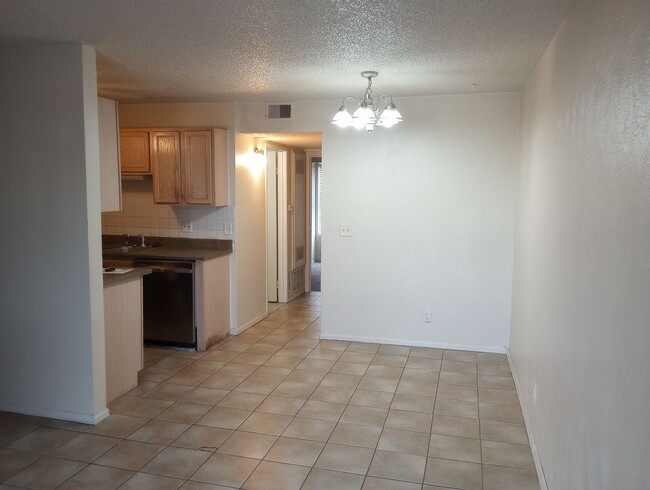Building Photo - Expo 247 with 2 bed, 1 Bath, 800 SF with AC, and balcony