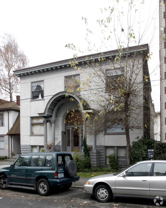 Building Photo - Luna Mia Apartments