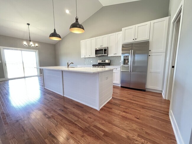 Building Photo - 970 Meadow Ln