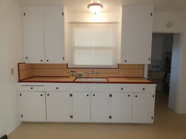 Building Photo - Holiday Move In Special!  First Month rent...