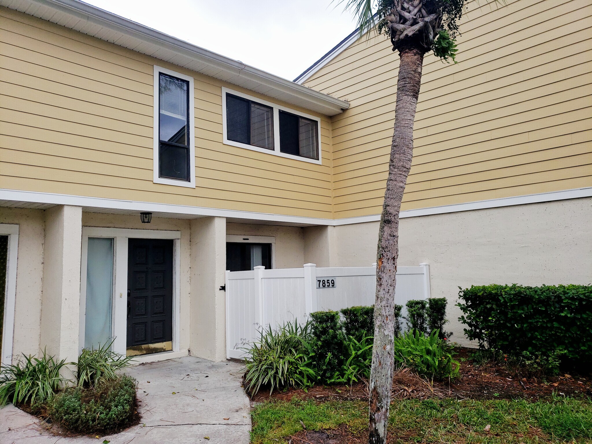 Building Photo - 7859 La Sierra Ct