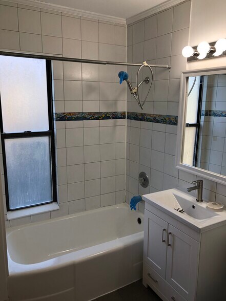 Bathroom - 4546 N Hermitage Ave