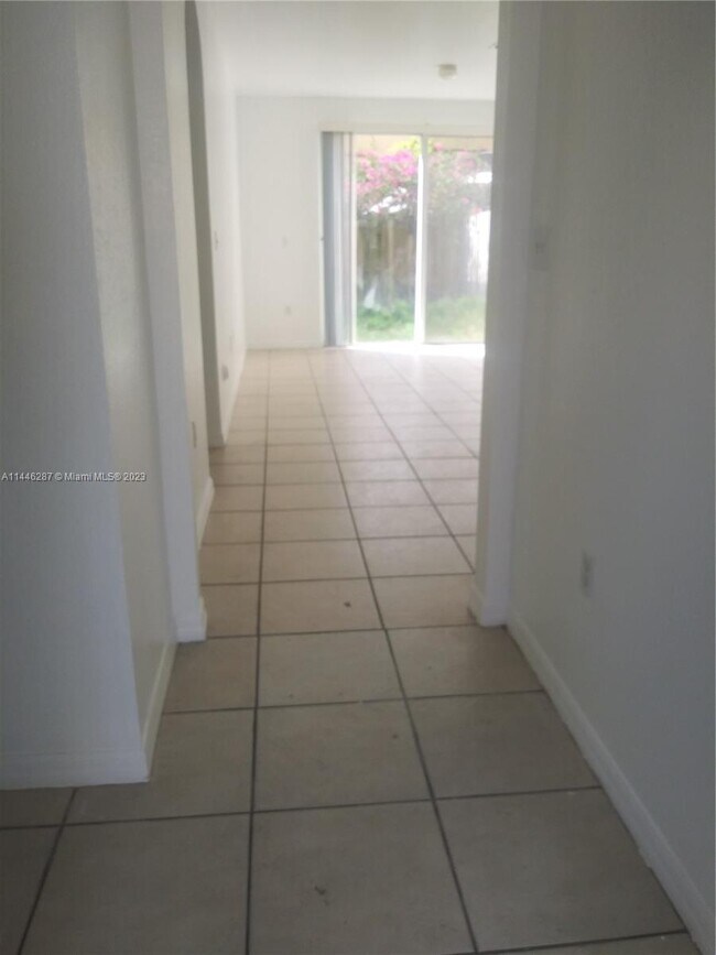 Building Photo - 638 E Mowry Ct