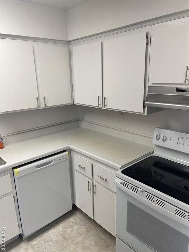 Building Photo - 1824 Colonial Village Way