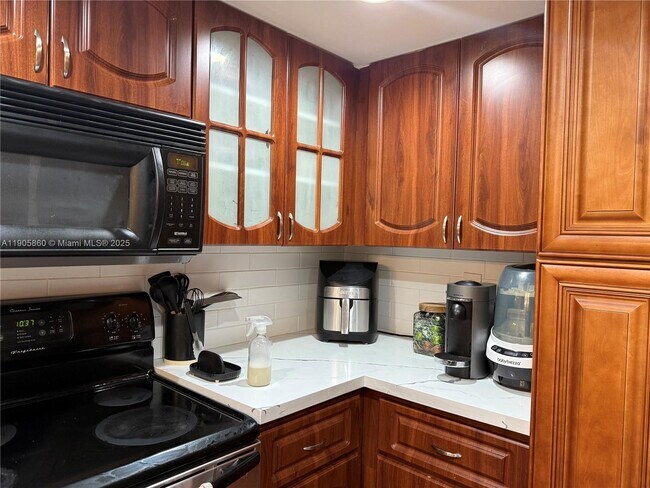 Building Photo - 540 Brickell Key Dr