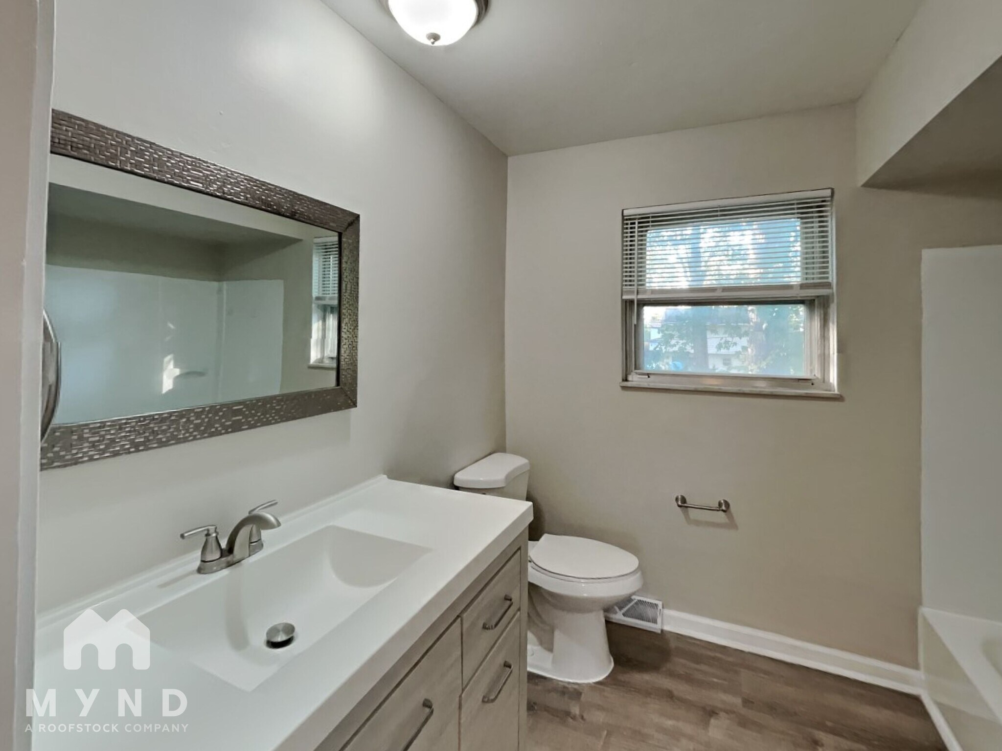 Building Photo - 1853 Tamarack Ct N