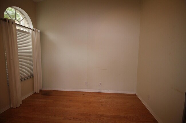 Building Photo - 404 Sabal Palm Ln