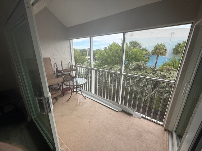 Building Photo - Family Friendly 3 Bedroom Townhome Style C...