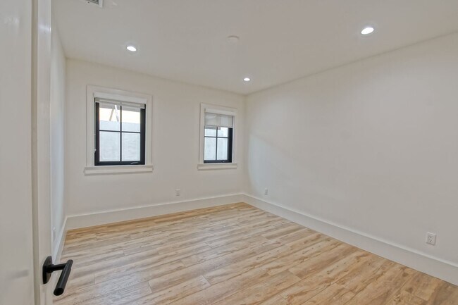 Building Photo - Completely Remodeled, Custom 3BR2BA Home w/ Spacious Floorplan, Amazing Indoor/Outdoor Space, Gat...