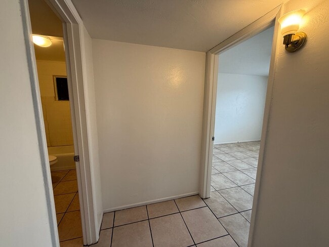 Building Photo - 2 bed 1 Bath - Contact Property Pros