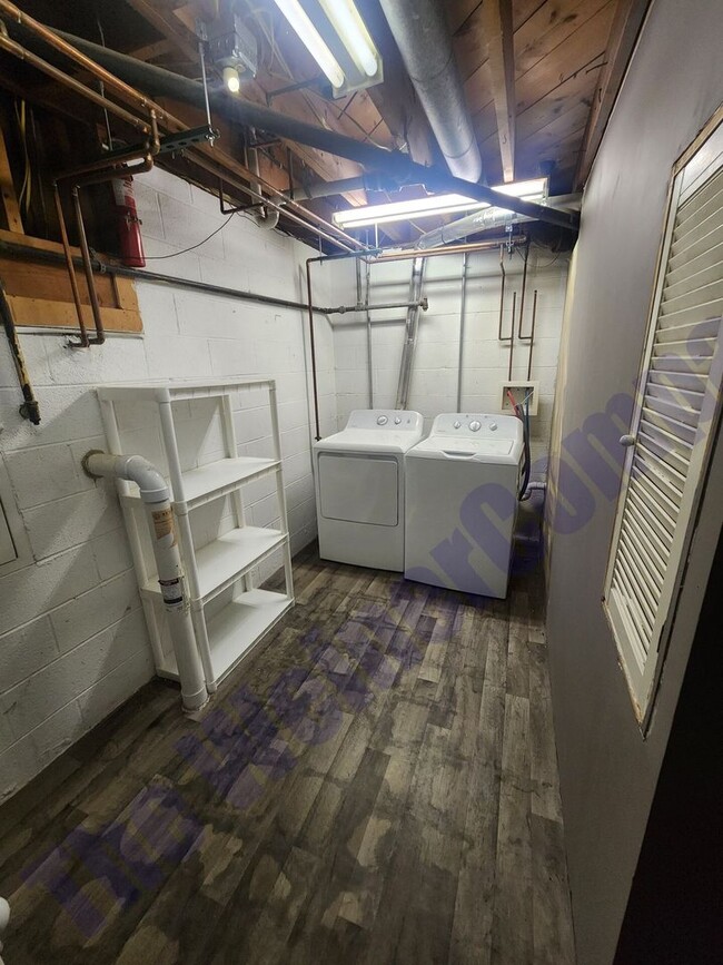 Building Photo - 4 Bedroom 2 bath House Available August 1st!