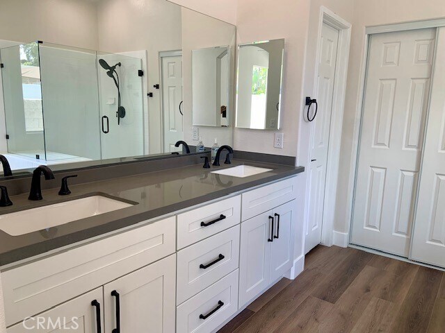 Building Photo - 558 Rembrandt Dr